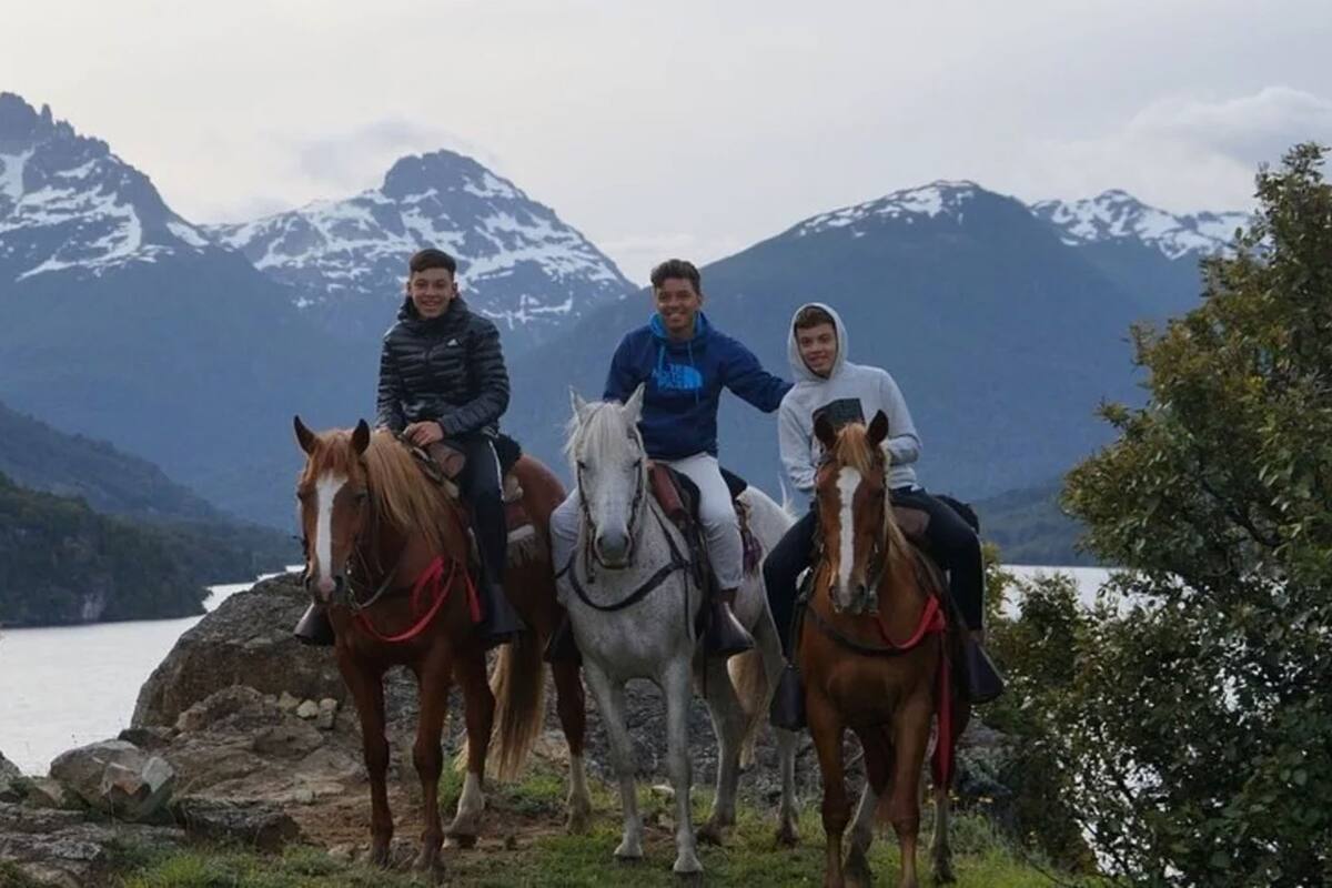 Marcelo Gallardo junto con dos de sus hijos en San Carlos de Bariloche; la Patagonia será el lugar de la pretemporada de River