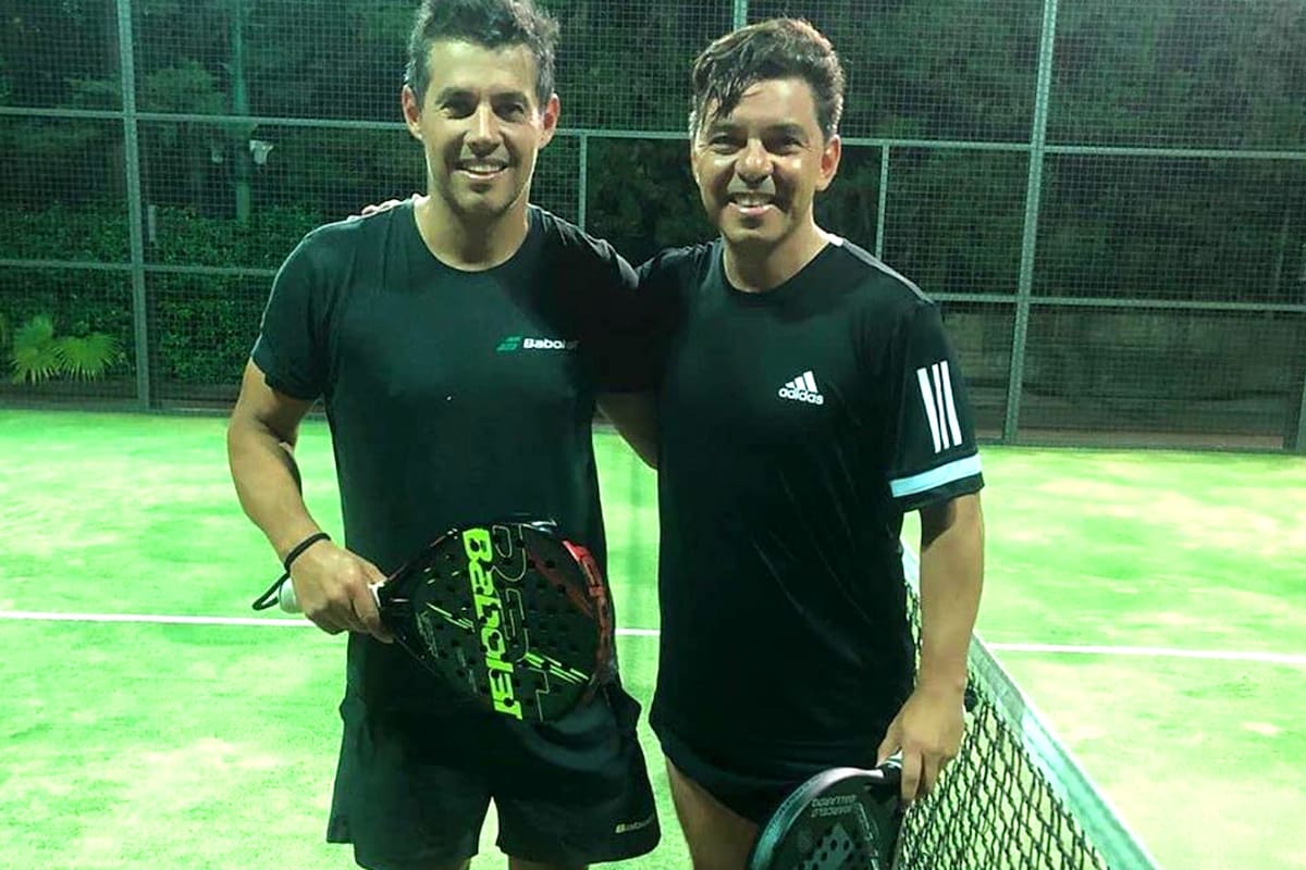 Marcelo Gallardo, junto con el jugador de pádel Mariano Lasaigues. El entrenador de River despertó las esperanzas en los hinchas millonarios con un pedido inusual.