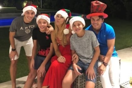 Marcelo Gallardo junto con su familia, en el festejo de la Navidad