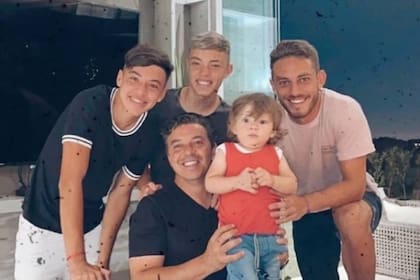 Marcelo Gallardo junto con sus hijos, en el festejo de Navidad