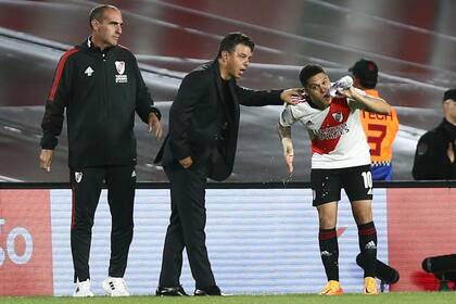 Marcelo Gallardo le da indicaciones a Juanfer Quintero antes de ingresar en el partido que River le ganó a Argentinos por 4-2; el colombiano reemplazó en el primer tiempo a Esequiel Barco, lesionado