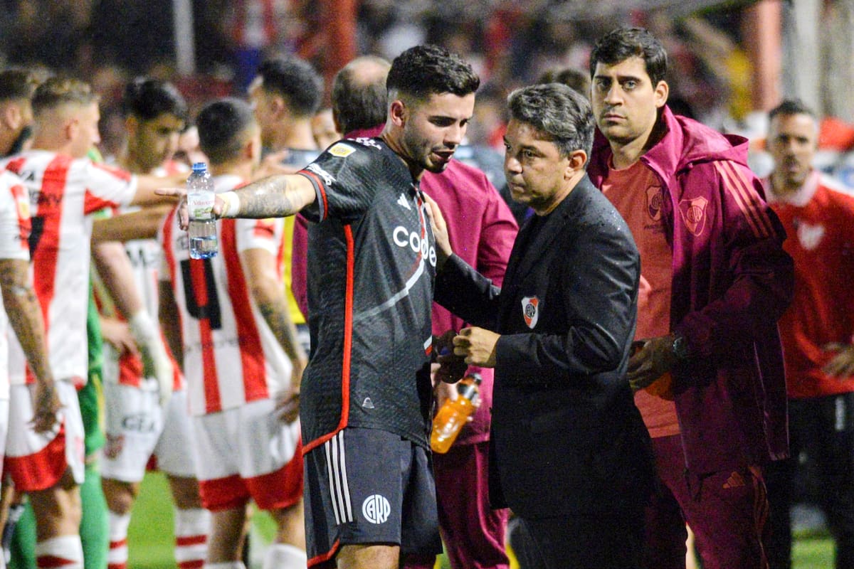 Marcelo Gallardo le da indicaciones a Santiago Simón durante el partido ante Instituto, en Córdoba