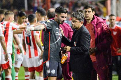Marcelo Gallardo le da indicaciones a Santiago Simón durante el partido ante Instituto, en Córdoba