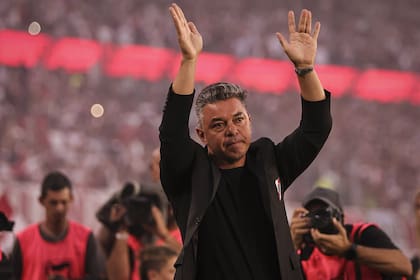 Marcelo Gallardo levanta los brazos en señal de agradecimiento antes del comienzo del partido entre River y Banfield