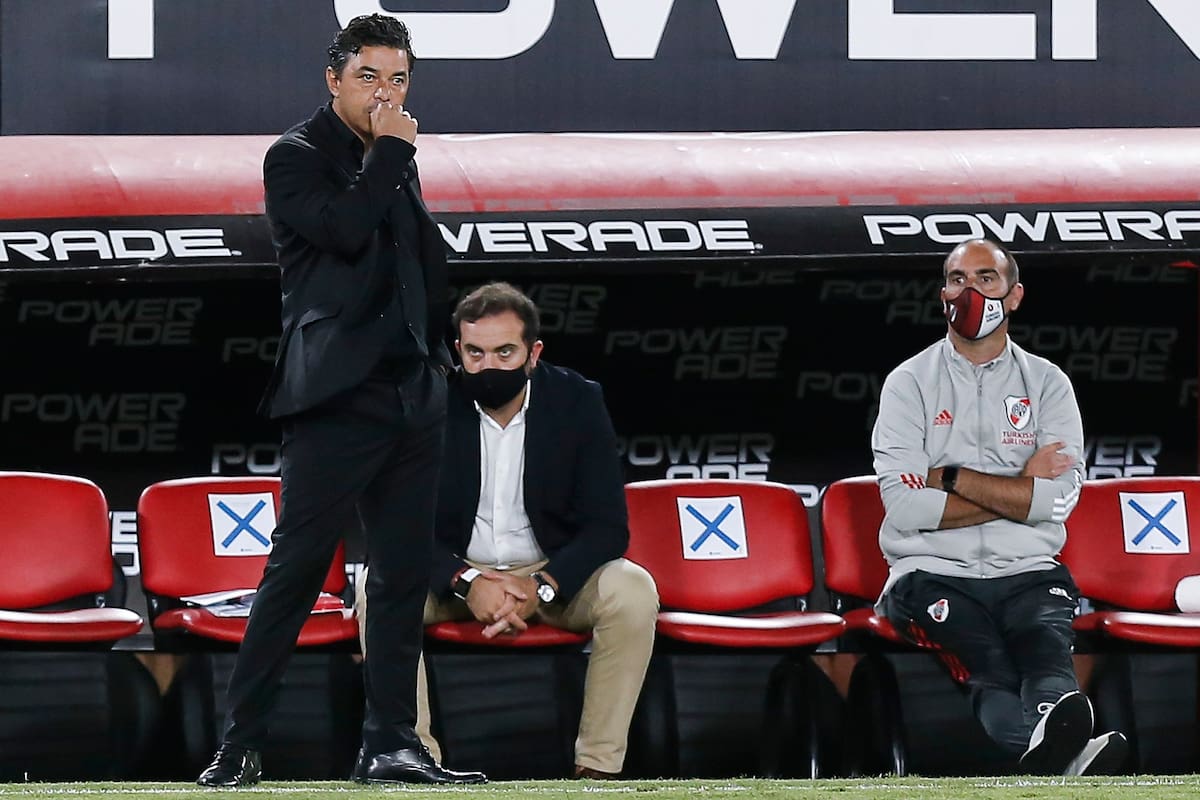 Marcelo Gallardo mira el campo de juego con preocupación durante el partido que disputan River Plate y Arsenal de Sarandí.