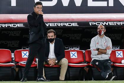 Marcelo Gallardo mira el campo de juego con preocupación durante el partido que disputan River Plate y Arsenal de Sarandí.