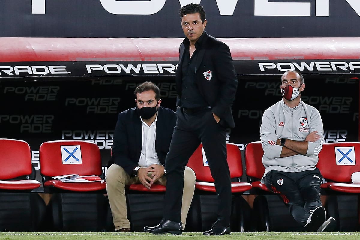 Marcelo Gallardo mira el campo de juego durante el partido que disputan River Plate y Arsenal de Sarandí.