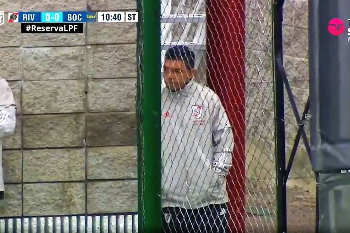 Marcelo Gallardo observa disimuladamente el partido de reserva entre River y Boca