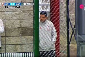 Marcelo Gallardo observa disimuladamente el partido de reserva entre River y Boca