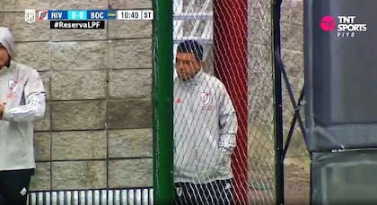 Marcelo Gallardo observa disimuladamente el partido de reserva entre River y Boca
