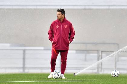 Marcelo Gallardo, pensativo en un entrenamiento de River en la previa del clásico con Boca, por la Liga Profesional