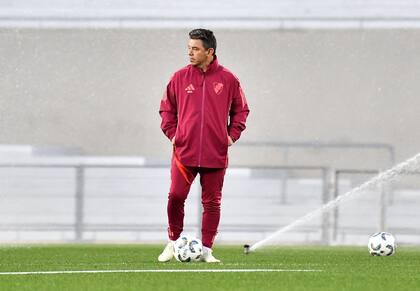 Marcelo Gallardo, pensativo en un entrenamiento de River