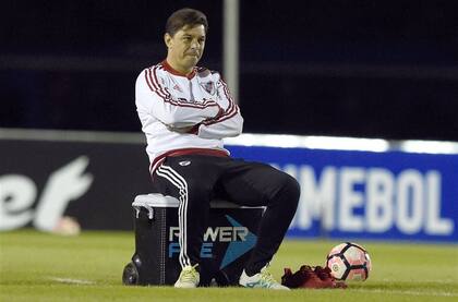 Marcelo Gallardo, pensativo, sabe que el plantel millonario afrontará un desafío cargado de tensión