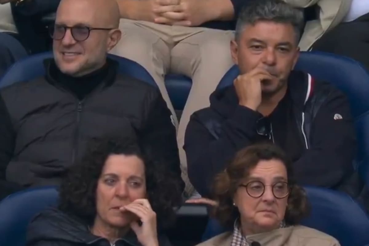 Marcelo Gallardo presenció el partido entre Real Sociedad y Alavés; a su derecha, su representante, Hernán Berman