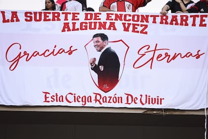 Marcelo Gallardo presente en muchas banderas del Monumental