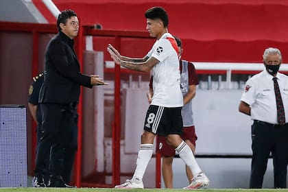 Marcelo Gallardo saluda a Jorge Carrascal durante el partido que disputan River Plate y Arsenal de Sarandí.