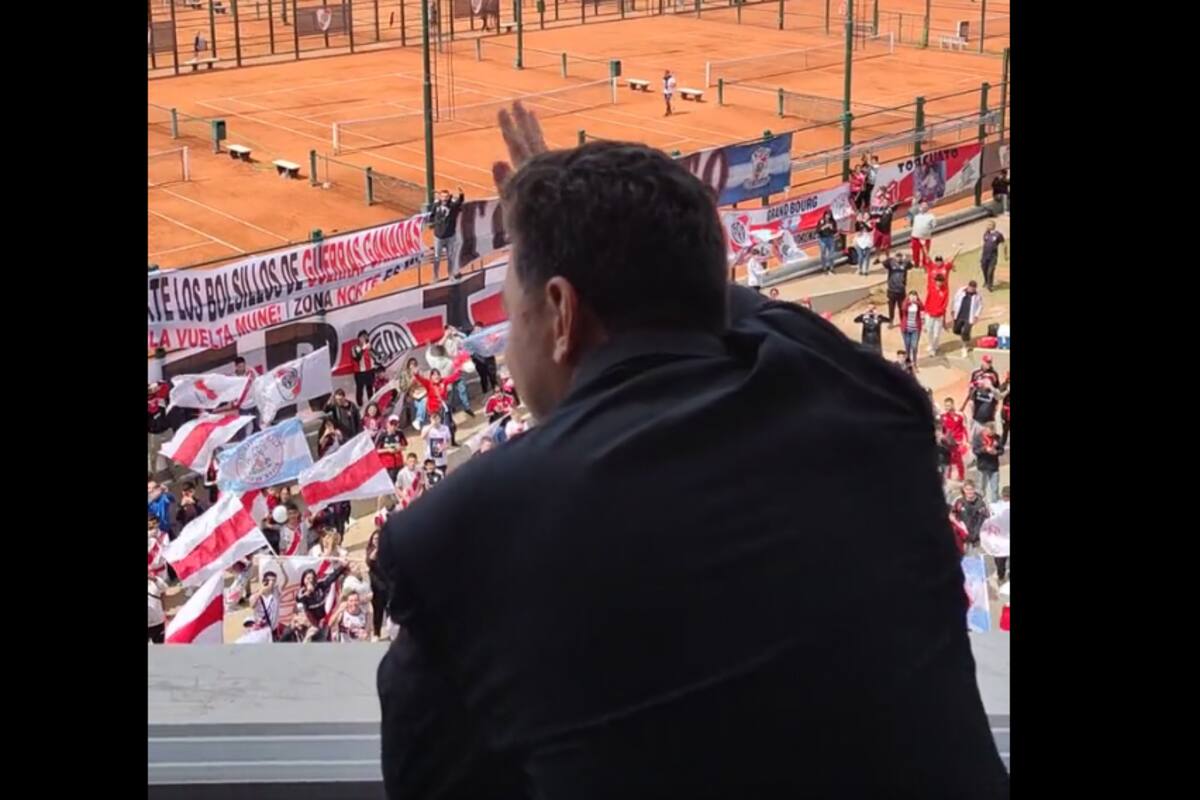 Marcelo Gallardo saluda a los hinchas congregados afuera del Monumental