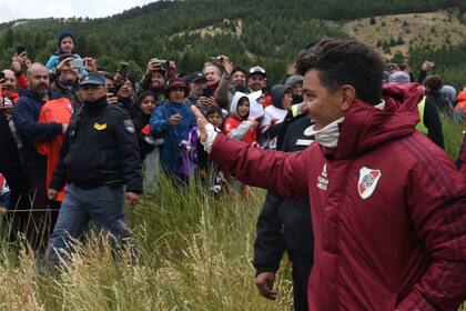Marcelo Gallardo saluda a los hinchas luego de la práctica de ayer en San Martín de los Andes.