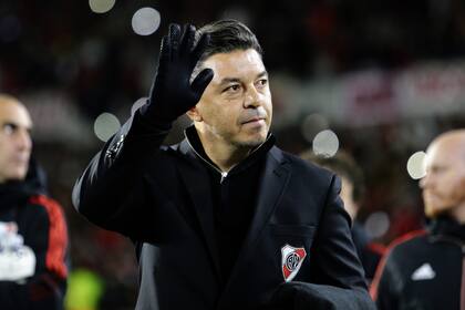 Marcelo Gallardo saludando a los hinchas en el partido con Lanús