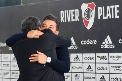 Marcelo Gallardo se abraza con Enzo Francescoli, tras anunciar su alejamiento del club