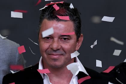 Marcelo Gallardo se encuentra en medio de confeti durante su presentación como nuevo entrenador de fútbol de River Plate en Buenos Aires, Argentina, el lunes 5 de agosto de 2024. (AP Foto/Gustavo Garello)