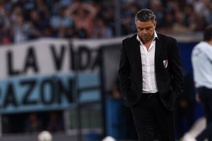 Marcelo Gallardo se mantiene activo en relación al primer ciclo, pero sus causas son otras: la desesperación por el rendimiento lo lleva a un semblante incrédulo y de enojo permanente.