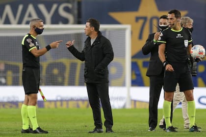 Marcelo Gallardo se queja ante el juez de línea Julio Fernández