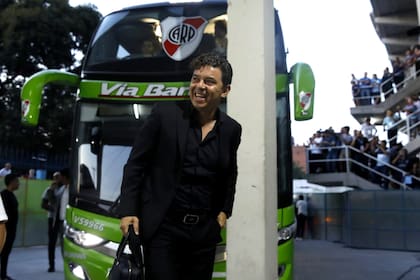 Marcelo Gallardo, sonriente en su llegada al estadio Monumental José Fierro.