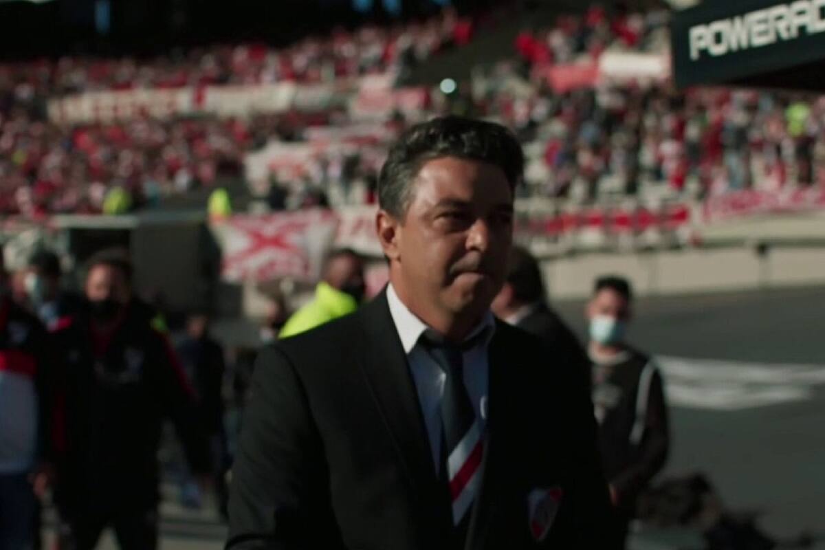 Marcelo Gallardo y corbata que usó para homenajear a Ángel Labruna en el clásico ante Boca; el DT está a un triunfo de igualar su marca récord por ligas locales