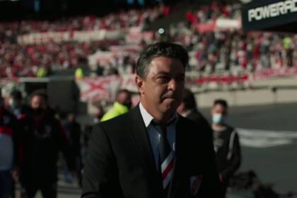 Marcelo Gallardo y corbata que usó para homenajear a Ángel Labruna en el clásico ante Boca; el DT está a un triunfo de igualar su marca récord por ligas locales