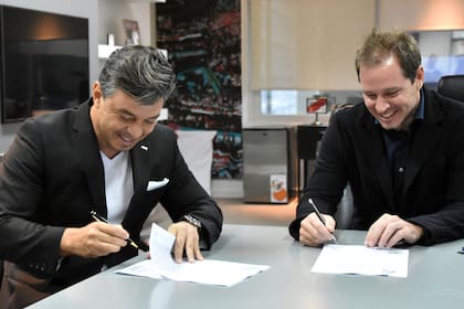 Marcelo Gallardo y Jorge Brito, la firma del contrato del DT en el primer año de gestión del presidente