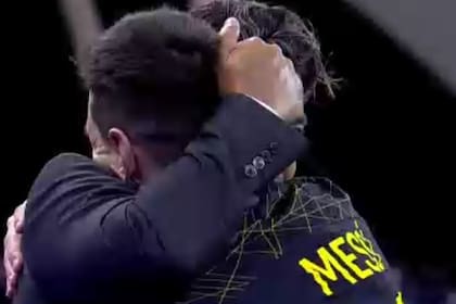 Marcelo Gallardo y Lionel Messi se abrazaron durante el amistoso entre PSG y Riyadh Season