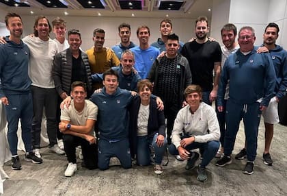 Marcelo Gallardo y Luciano De Cecco junto con el plantel argentino de la Copa Davis que se medirá con Lituania