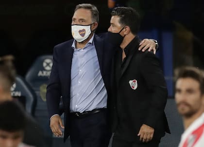 Miguel Ángel Russo y Marcelo Gallardo, en un afectuoso saludo al finalizar el encuentro.