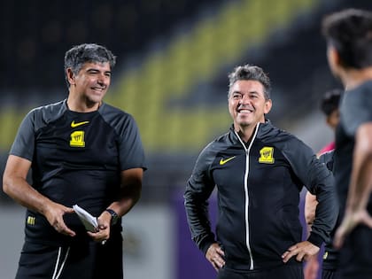 Marcelo Gallardo y su ayudante Matías Biscay durante una práctica de Al Itthiad; en el primer duelo contra Cristiano Ronaldo, el Muñeco necesita que Al-Ittihad recupere el fuego