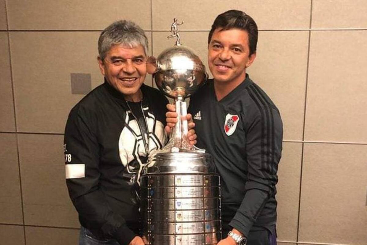 Marcelo Gallardo y su padre, Máximo, con el trofeo de la Copa Libertadores, ganada en la final contra Boca en 2018.