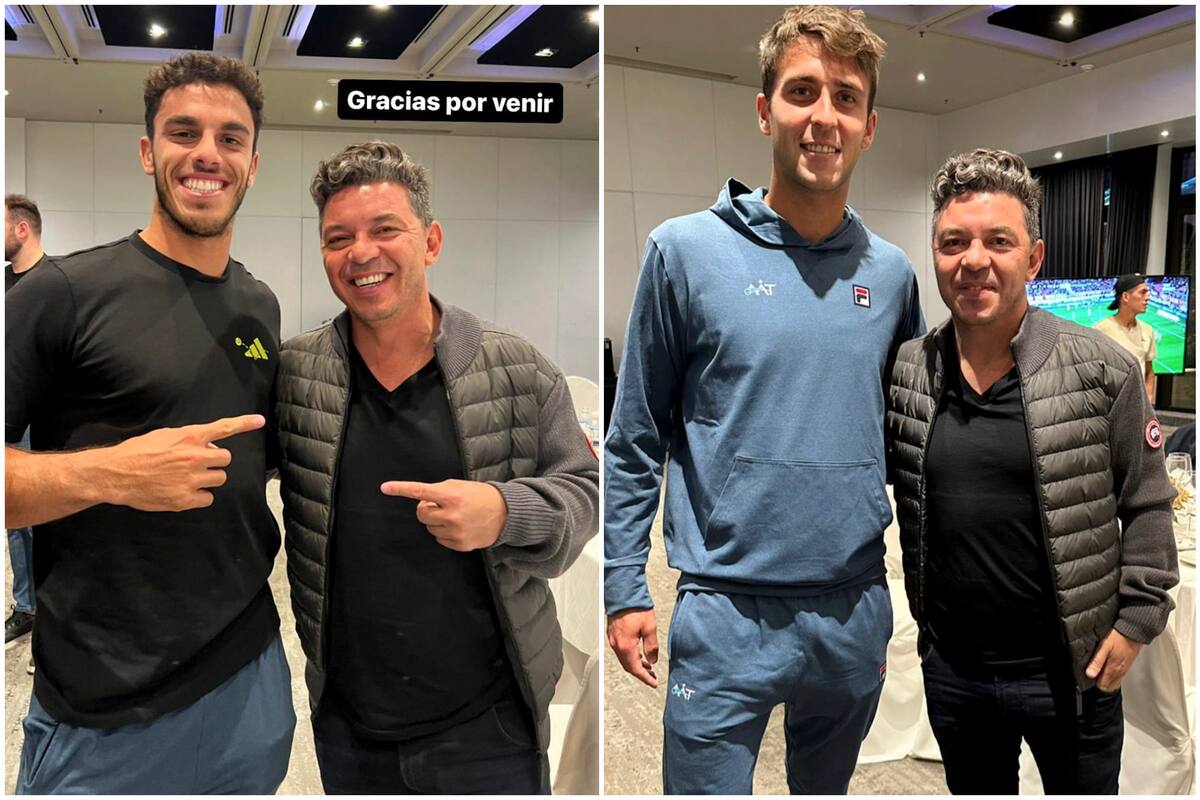 Marcelo Gallardo -y también el voleibolista Luciano De Cecco- participaron de la cena del plantel argentino de Copa Davis; aquí, el DT junto con Francisco Cerúndolo y Tomás Etcheverry