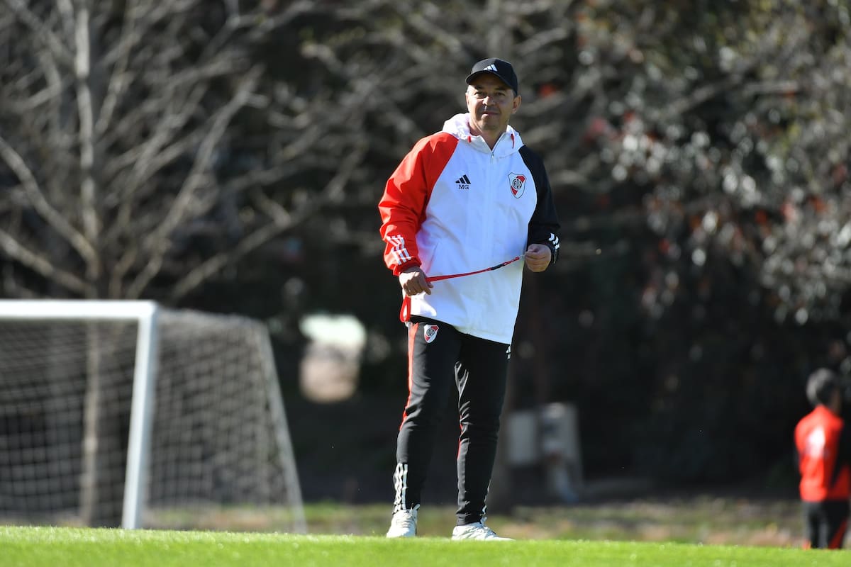Marcelo Gallardo y un semblante que refleja conformismo por el trabajo que pudo hacer estos días desde lo físico y lo táctico