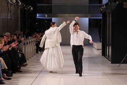 Marcelo Giacobbe sobre la pasarela, en el cierre de su desfile