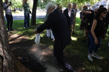 Marcelo Gioffré arrojó las cenizas de Juan José Sebreli al pie de un árbol en Plaza Constitución
