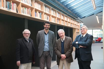 Marcelo Gioffré, Lucas Grosman, Juan Carlos Balduzzi y Ernesto Mario San Gil en la Biblioteca Max von Buch de la Universidad de San Andrés