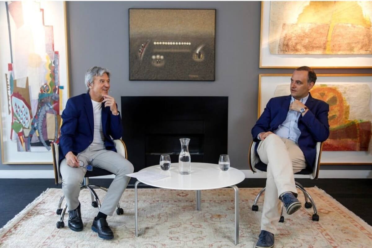 Marcelo Grandio y Manuel Adorni en el living del programa Gritalo, en 2021; la productora del periodista amigo del jefe de Gabinete tiene negocios con la TV Pública