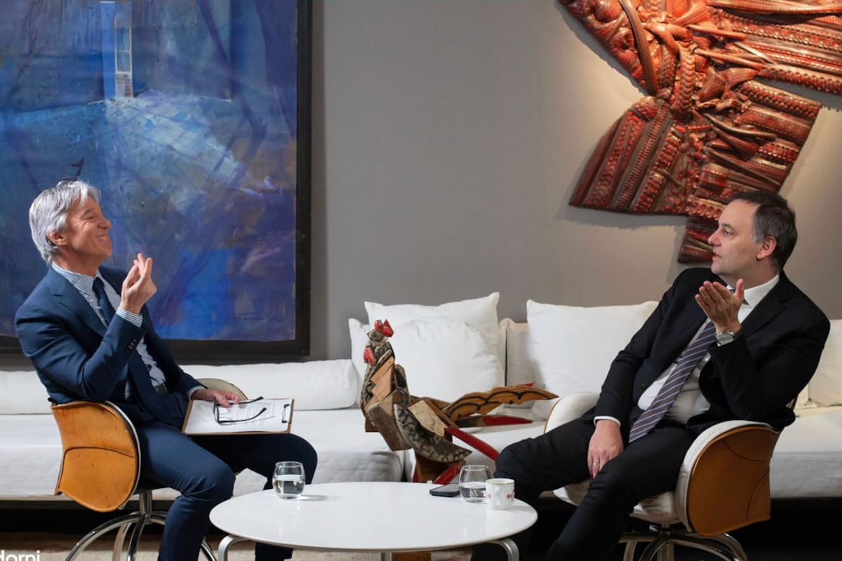 Marcelo Grandío y Manuel Adorni en uno de los ciclos del conductor
