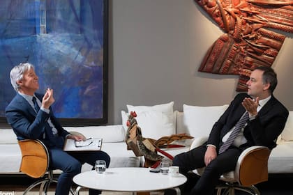 Marcelo Grandío y Manuel Adorni en uno de los ciclos del conductor