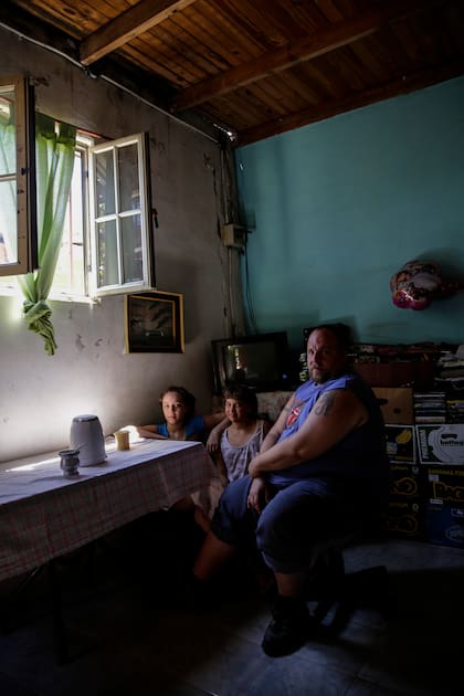 Marcelo Gregorio. "Acá las ratas ya no son como gatos, son como caballos" Marcelo Gregorio, su mujer y sus seis hijos son habitantes de la villa 26. Su vida cambiará pronto, cuando se muden a un departamento propio. "La casa no me la regalan, tengo que pagar las cuotas. Estaba más con