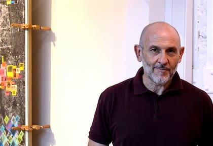 Marcelo Grosman: "nací en Buenos Aires, en 1958. Investigo técnicas y modos de expresión. Trabajo con esa capa infinita de imágenes de distintas épocas de las que estamos hechos"