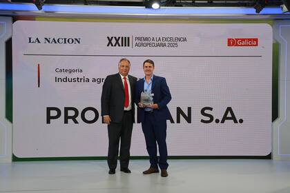 Marcelo Iraola, gerente de Banca Mayorista de Galicia, entregó el premio a Guillermo Cavigliasso, de Prodeman SA, empresa ganadora de la categoría Mejor Industria Agroalimentaria