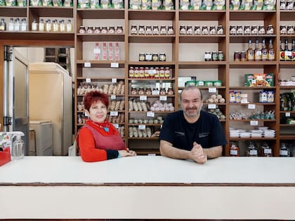 Marcelo junto a Magdalena Vázquez, una de las empleadas con más antigüedad.