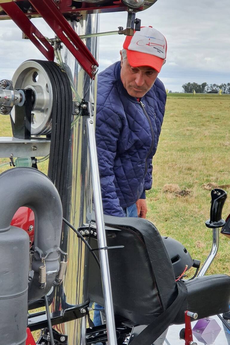 Marcelo Laise armó su propio helicóptero, lo bautizó Fénix, y luego de años investigación y desarrollo, fue aprobado por la Administración Nacional de Aviación Civil (ANAC) y ya está volando
