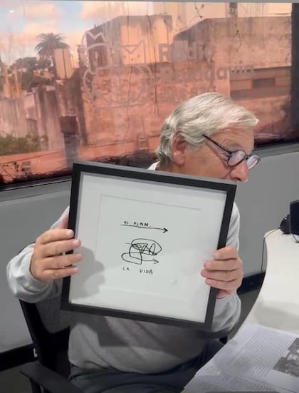 Marcelo Longobardi con el dibujo en sus manos